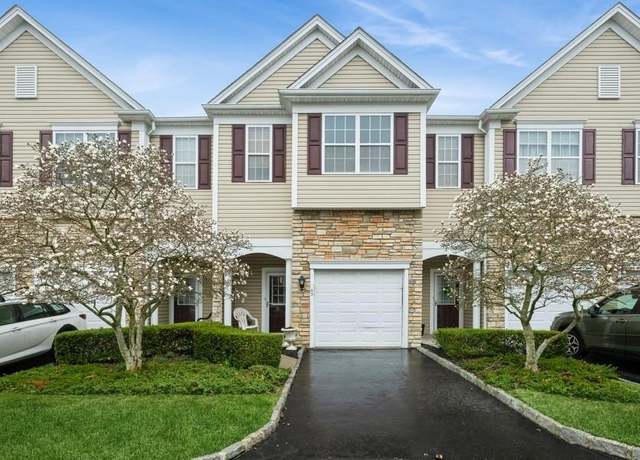Property at 43 Torrey Pine Ln, Bay Shore, NY 11706, 2 beds, 2.5 baths