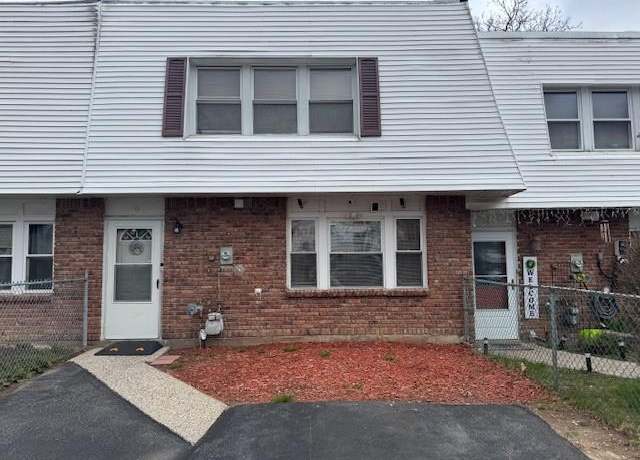 Property at 6 Whitman Ct, Middletown, NY 10941, 3 beds, 1.5 baths
