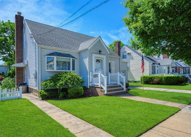 Property at 19 Winthrop St, New Hyde Park, NY 11040, 3 beds, 2 baths