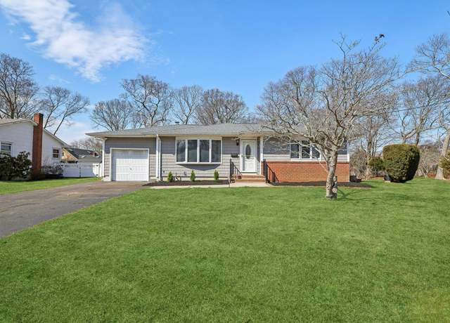 Property at 98 Bieselin Rd, Bellport Village, NY 11713, 3 beds, 1 bath