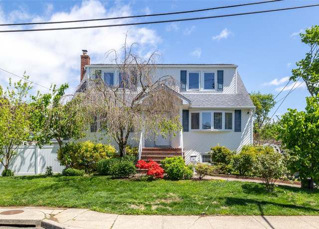 Property at 1 Varney Ave, Huntington Station, NY 11746, 4 beds, 4 baths