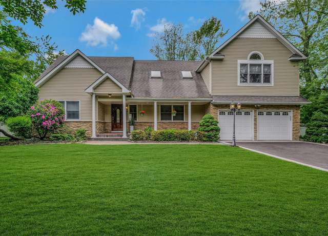 Property at 32 Robinhood Ln, East Setauket, NY 11733, 5 beds, 3 baths