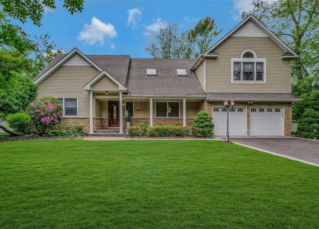 Property at 32 Robinhood Ln, East Setauket, NY 11733, 5 beds, 3 baths