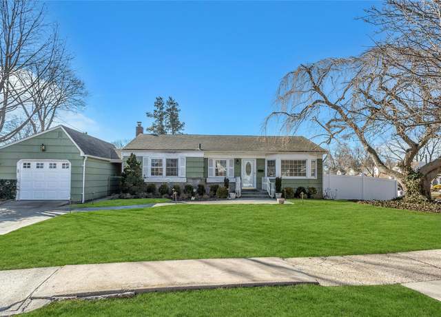 Property at 2 Glen Dr, Plainview, NY 11803, 3 beds, 1.5 baths