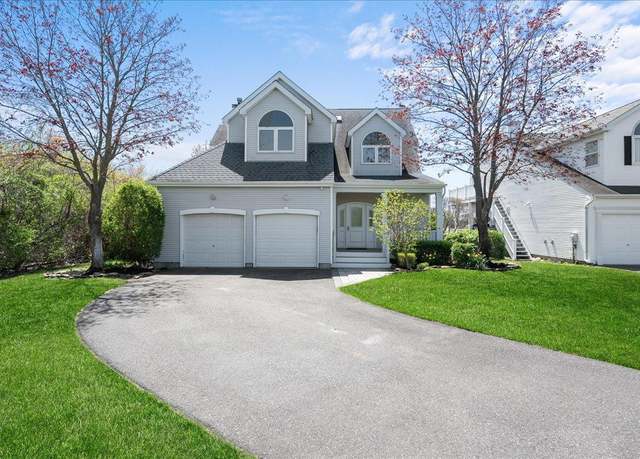 Property at 11 Wateredge Ct, Oakdale, NY 11769, 3 beds, 3 baths