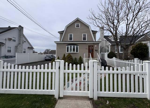 Property at 31 Harding Pl, Freeport, NY 11520, 5 beds, 2 baths