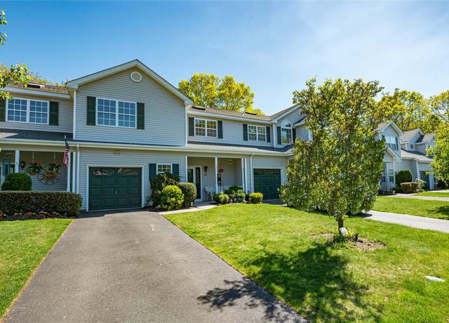 Property at 118 Willow Wood Dr #118, Oakdale, NY 11769, 2 beds, 2.5 baths