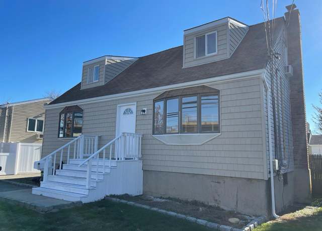 Property at 253 Hoffman, Lindenhurst, NY 11757, 4 beds, 2 baths
