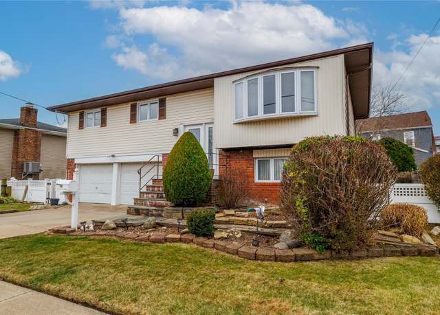 Property at 264 Branch Ave, Freeport, NY 11520, 3 beds, 1.5 baths