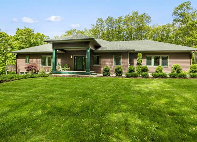 Property at 240 Brady Rd, Warwick, NY 10990, 3 beds, 3.5 baths