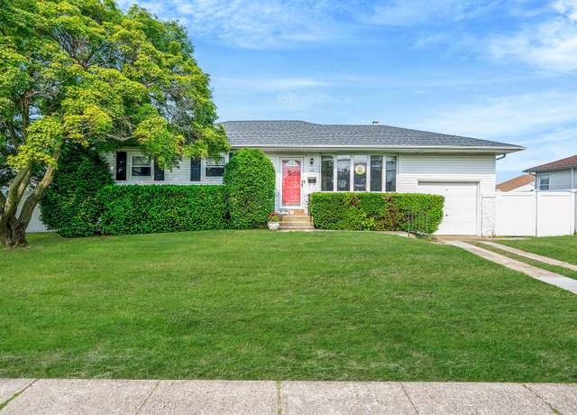 Property at 22 Bluebell Ln, Babylon, NY 11703, 3 beds, 1 bath