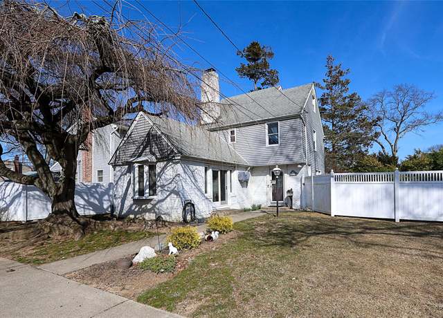 Property at 377 Manhattan Ave, Massapequa Park, NY 11762, 4 beds, 2.5 baths