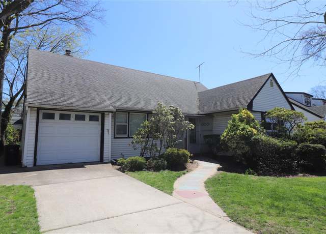 Property at 833 Dogwood Ave, West Hempstead, NY 11552, 4 beds, 3 baths