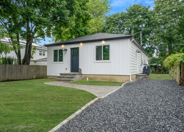 Property at 3 Auburn Ave, Bay Shore, NY 11706, 3 beds, 1 bath