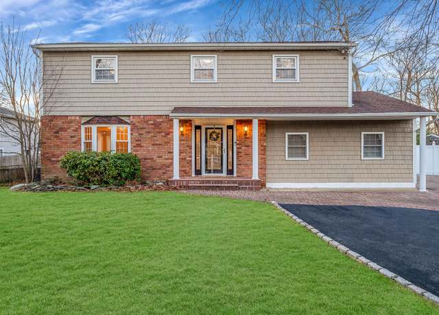 Property at 224 Vanderbilt Blvd, Oakdale, NY 11769, 5 beds, 3.5 baths