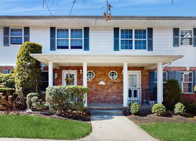 Property at 33 Jamie Ct, Suffern, NY 10901, 2 beds, 2.5 baths