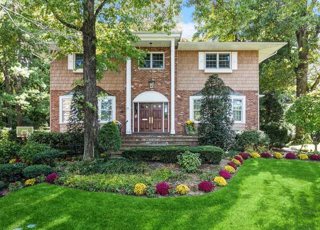 Property at 25 Wren Dr, East Hills, NY 11576, 4 beds, 3.5 baths