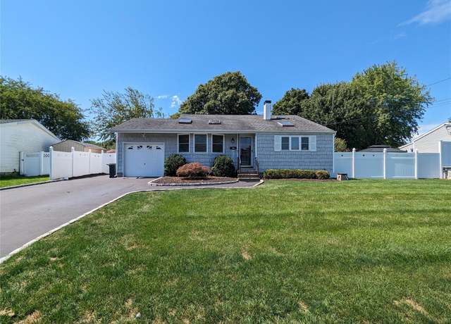Property at 3004 Acorn Ave, Medford, NY 11763, 3 beds, 2 baths