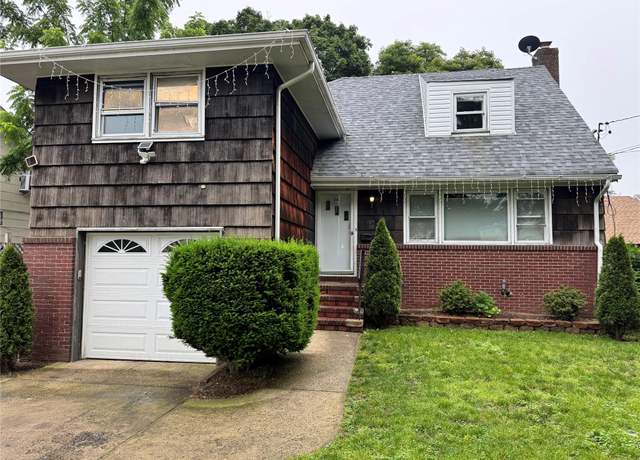 Property at 104 Phoenix St, Hempstead, NY 11550, 3 beds, 2 baths
