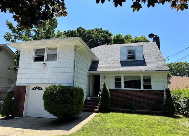 Property at 104 Phoenix St, Hempstead, NY 11550, 3 beds, 2 baths