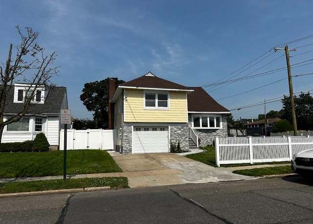 Property at 558 Oxford Rd, Cedarhurst, NY 11516, 4 beds, 3 baths