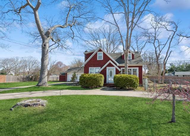 Property at 225 Terry Rd, Sayville, NY 11782, 3 beds, 1 bath