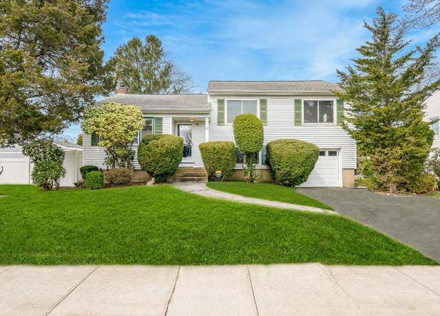 Property at 17 Pinetree Dr, Farmingdale, NY 11735, 3 beds, 2.5 baths
