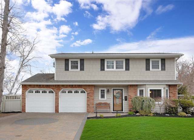 Property at 4 Brooktree Cir, Lindenhurst, NY 11757, 4 beds, 1.5 baths