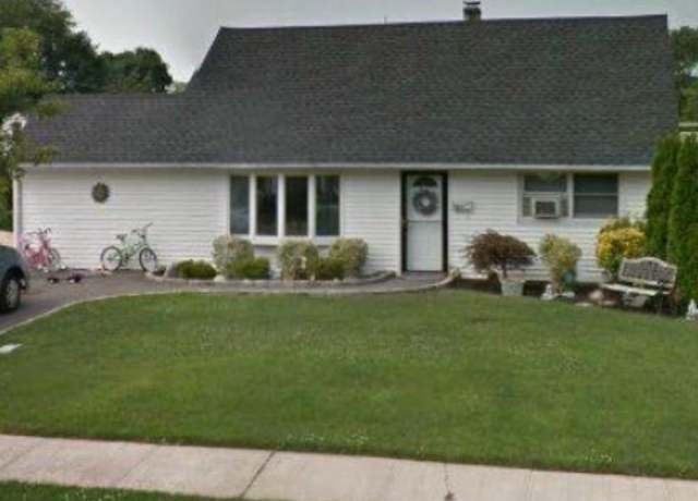 Property at 1 Edgewood Dr, Syosset, NY 11791, 4 beds, 2 baths