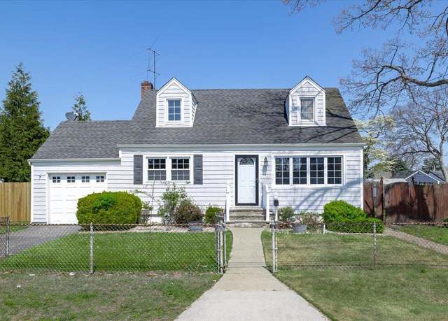 Property at 656 N Delaware Ave, Lindenhurst, NY 11757, 3 beds, 1 bath