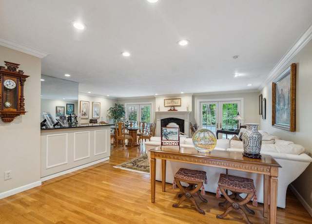 Property at 130 Golf View Dr, Jericho, NY 11753, 3 beds, 2.5 baths