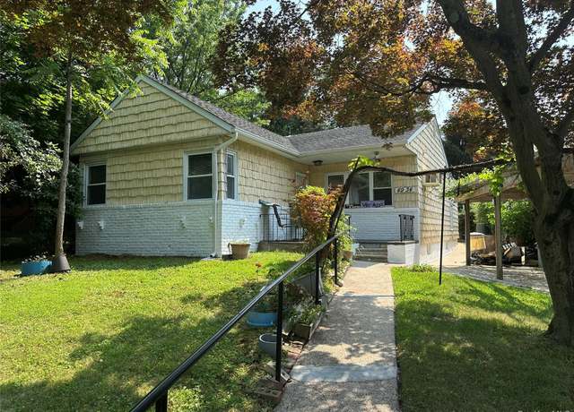 Property at 4934 Little Neck Pkwy, Little Neck, NY 11362, 2 beds, 2.5 baths