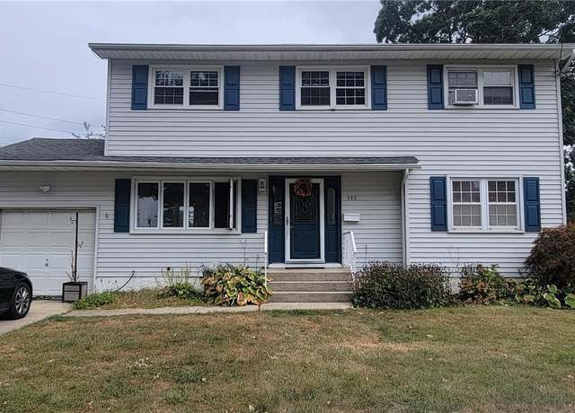 Property at 588 N Putnam Ave, Lindenhurst, NY 11757, 4 beds, 3 baths
