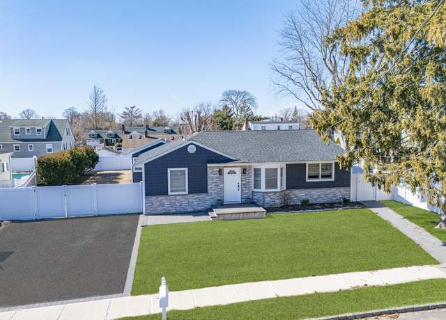 Property at 20 E Bay Dr, West Islip, NY 11795, 4 beds, 3 baths