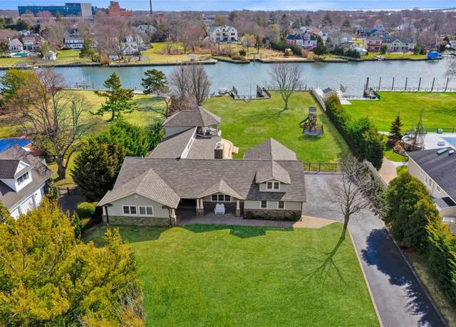 Property at 241 Willetts Ln, West Islip, NY 11795, 3 beds, 3 baths
