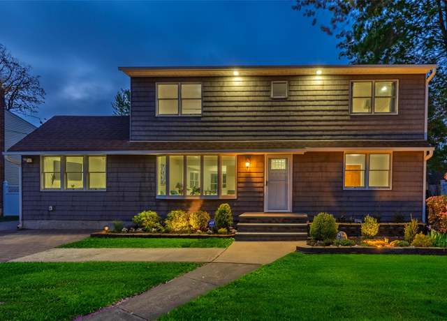 Property at 17 Pompano Ln, Massapequa Park, NY 11762, 5 beds, 2 baths