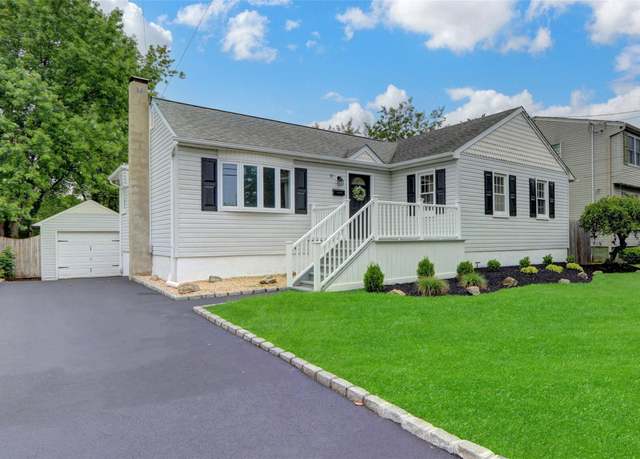 Property at 31 Tappan Ave, Babylon, NY 11702, 3 beds, 1 bath