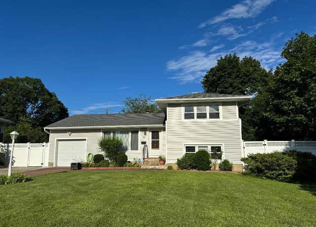 Property at 10 Otsego Pl, Commack, NY 11725, 3 beds, 2 baths