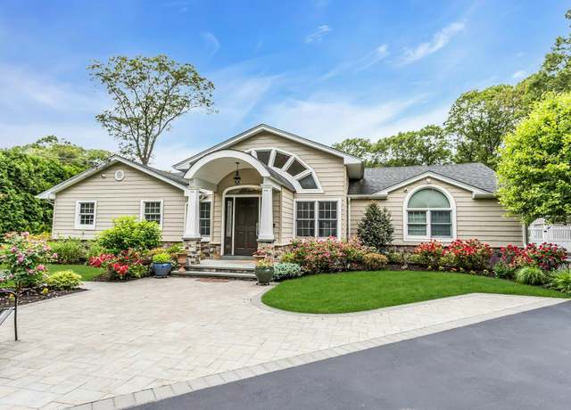 Property at 21 Buttonwood Dr, Dix Hills, NY 11746, 6 beds, 3.5 baths