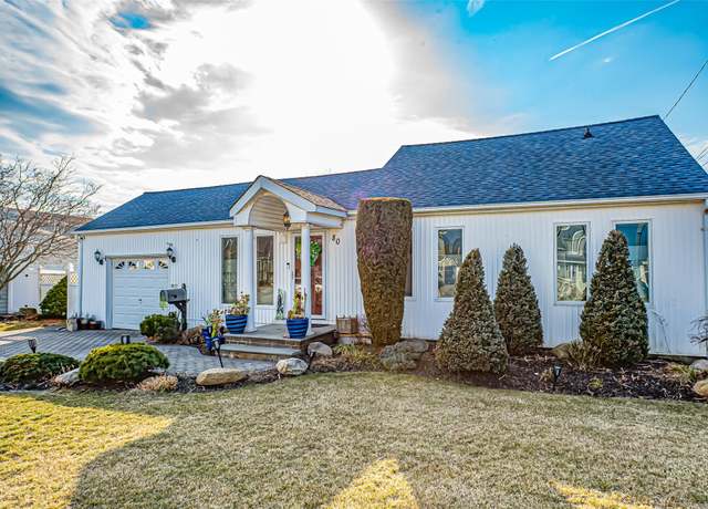 Property at 80 East Dr, Copiague, NY 11726, 3 beds, 1.5 baths