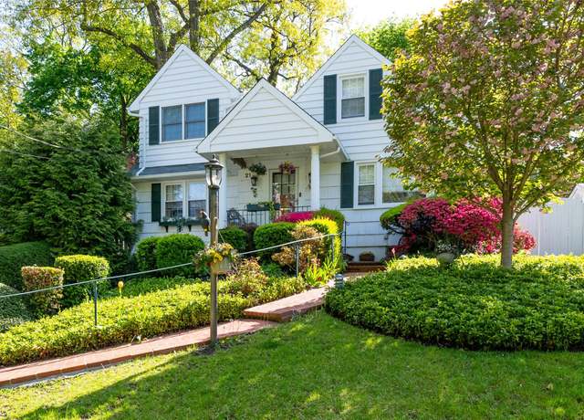 Property at 21 Pepperday Ave, Port Washington, NY 11050, 4 beds, 3 baths
