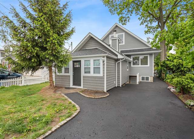 Property at 712 Carlton Rd, West Babylon, NY 11704, 4 beds, 3 baths