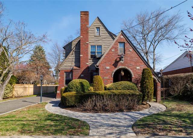 Property at 13 Cedar Rd, Malverne, NY 11565, 3 beds, 1.5 baths