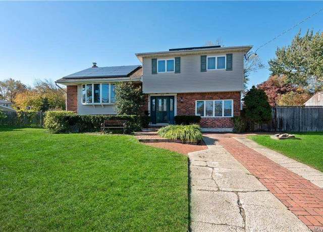 Property at 662 Interlaken Ln, North Babylon, NY 11703, 4 beds, 2 baths