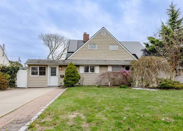 Property at 17 Arcadia Ln, Hicksville, NY 11801, 5 beds, 2 baths