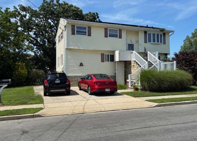 Property at 68 Knoll St, Lindenhurst, NY 11757, 5 beds, 2.5 baths