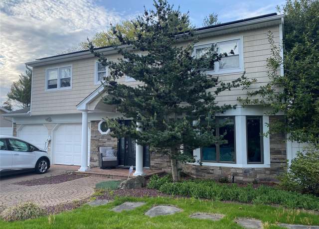 Property at 21 Tulipwood Dr, Commack, NY 11725, 4 beds, 2.5 baths