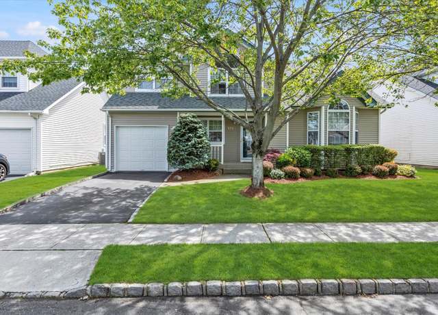 Property at 176 Cranberry Ct, Melville, NY 11747, 4 beds, 2.5 baths
