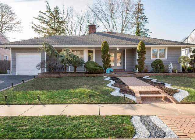 Property at 17 Willowbrook Ln, Freeport, NY 11520, 3 beds, 3 baths