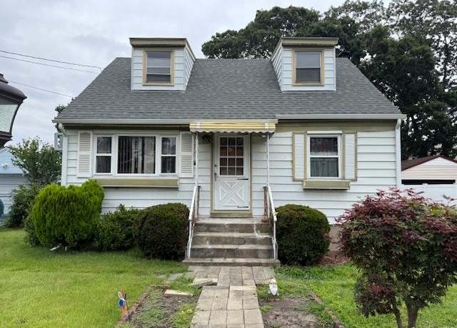 Property at 220 S Clinton Ave, Lindenhurst, NY 11757, 4 beds, 1.5 baths